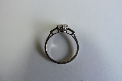 Lot 125 - A white gold and platinum single stone diamond ring