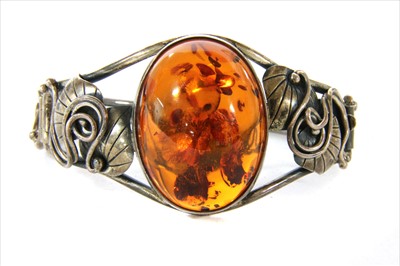 Lot 54 - A sterling silver hinged amber bangle
