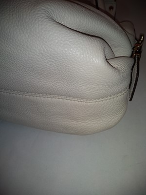 Lot 1023 - Michael Kors cream leather shoulder bag