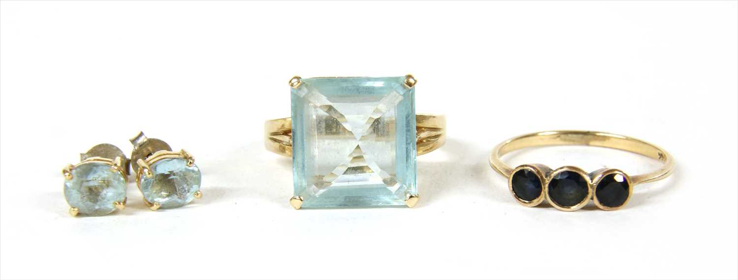 Lot 16 - A gold single stone aquamarine ring