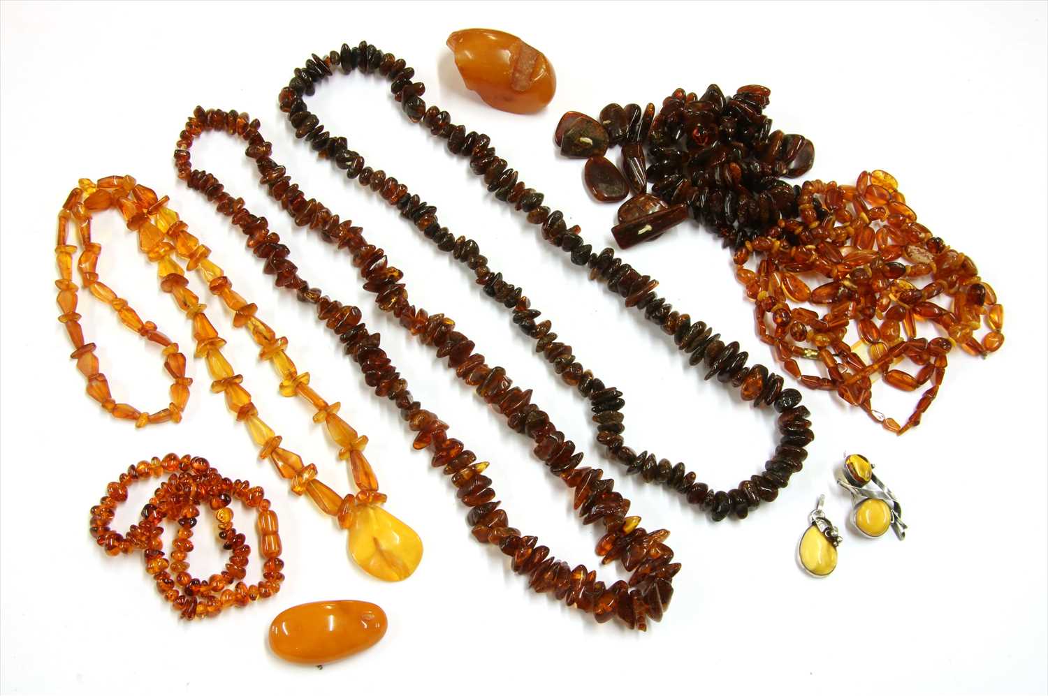 Lot 22 - A quantity of amber jewellery