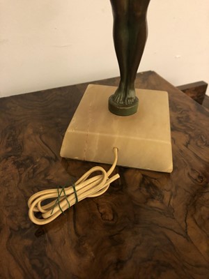 Lot 329 - An Art Deco patinated spelter and onyx figural table lamp