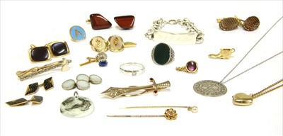 Lot 24 - A quantity of jewellery