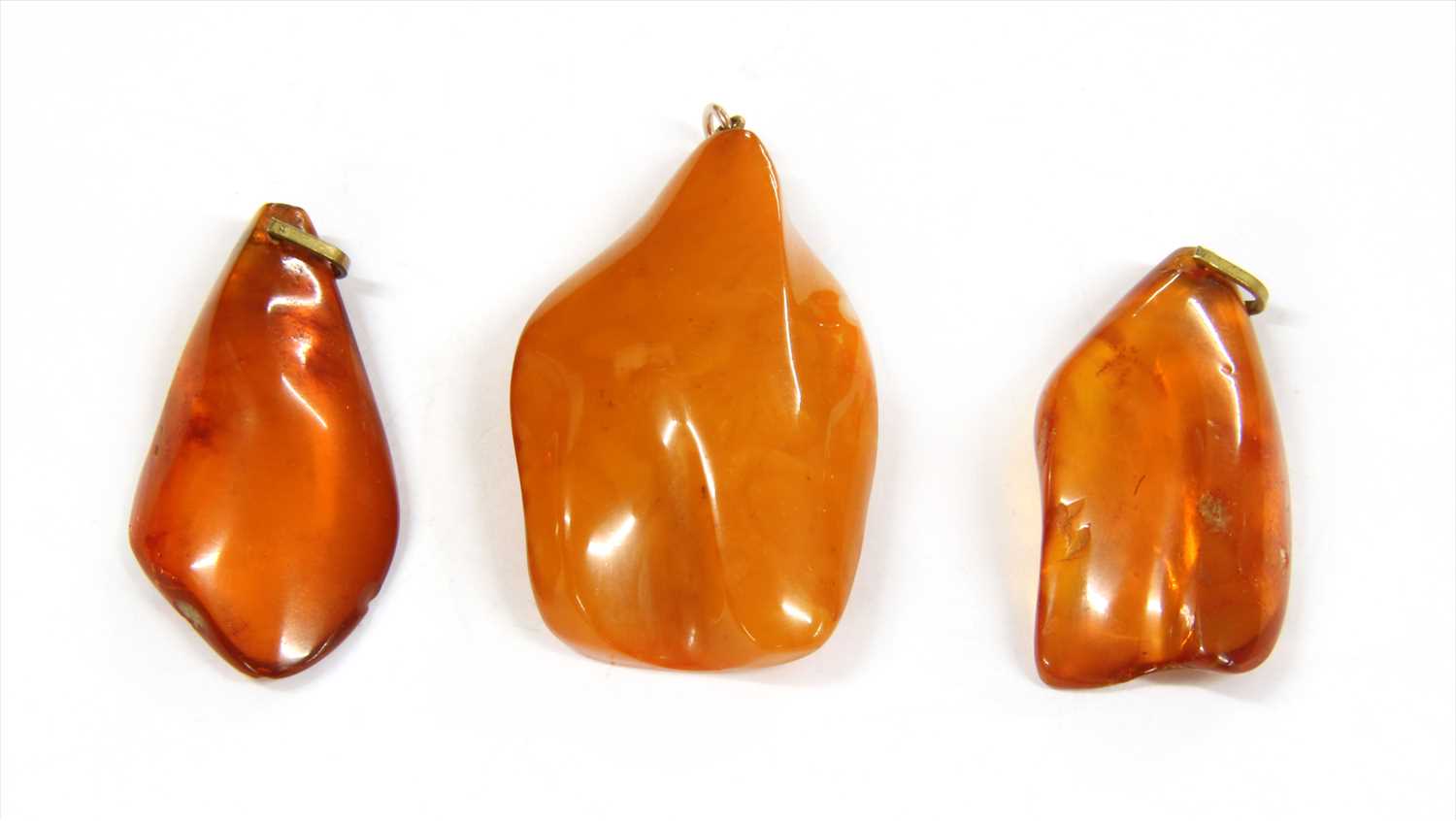 Lot 17 - A butterscotch amber pendant