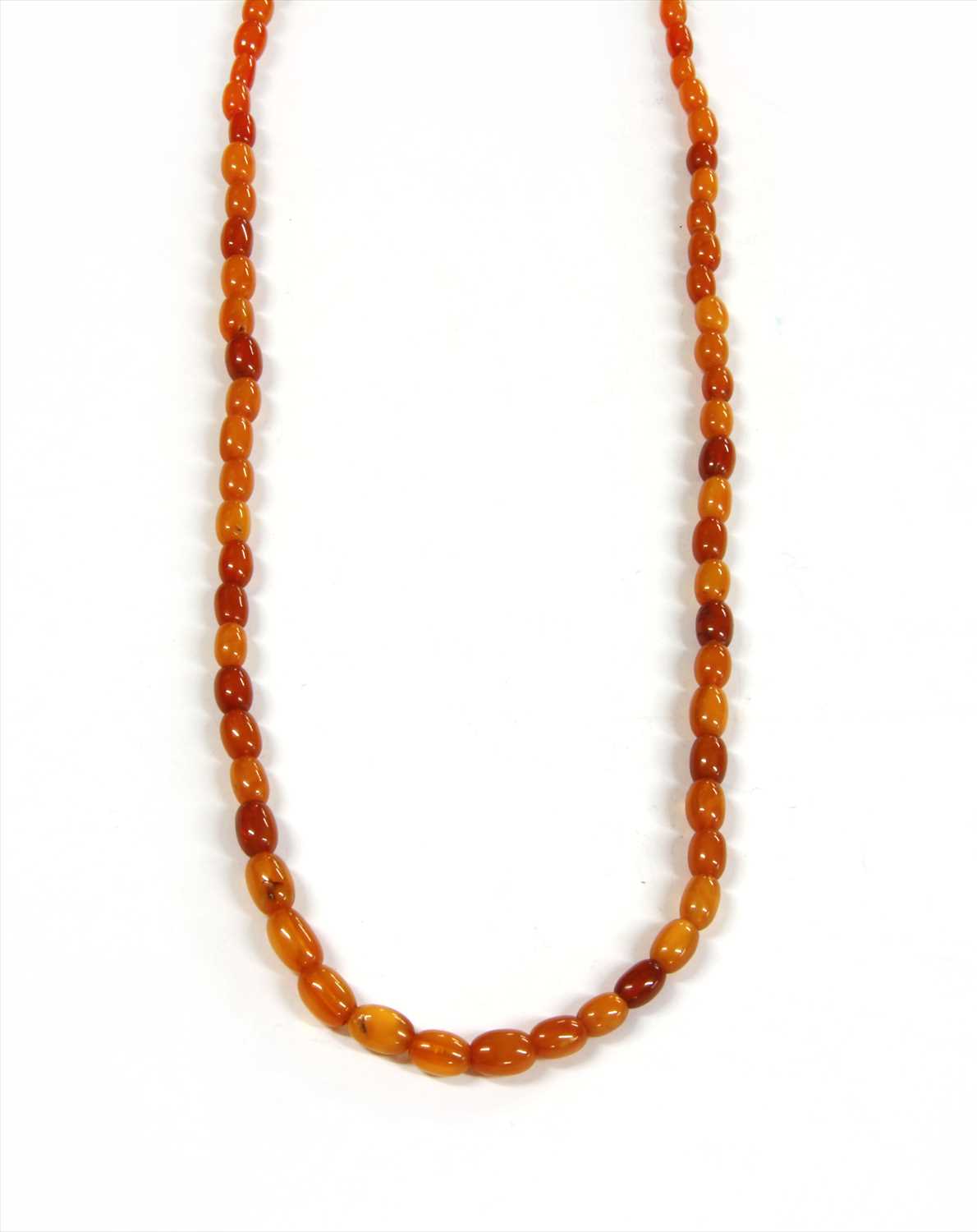Lot 18 - A single row amber bead necklace