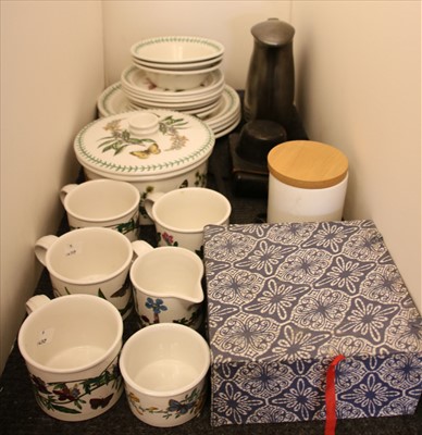 Lot 295 - A quantity of ceramics