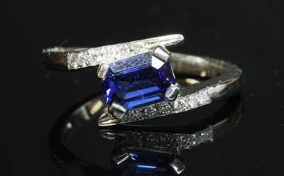 Lot 200 - An 18ct white gold sapphire and diamond crossover ring