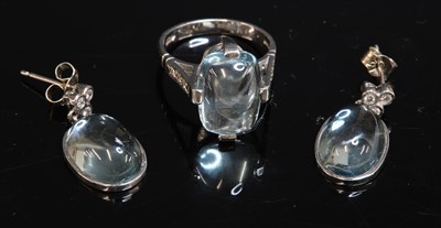 Lot 204 - A 9ct white gold cabochon aquamarine and diamond ring