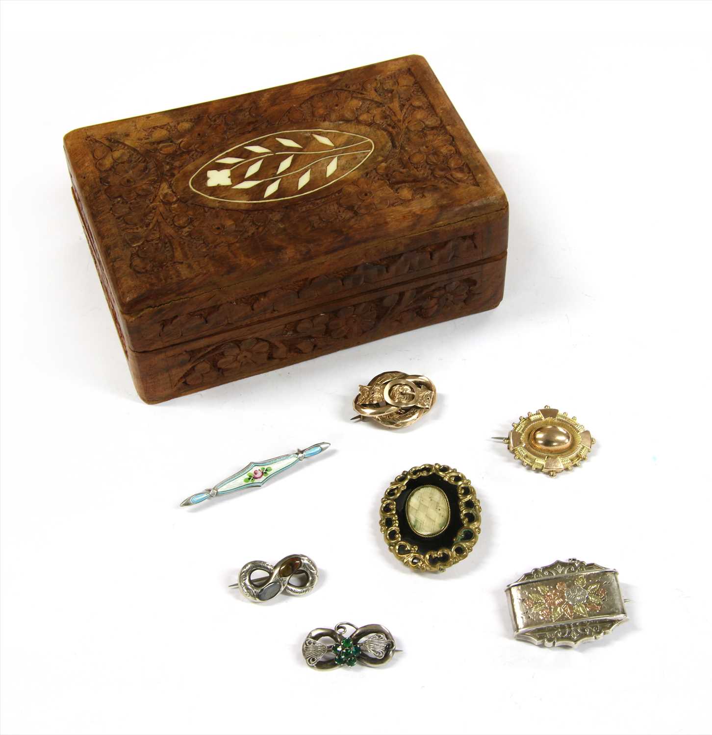 Lot 20 - A quantity of Victorian and later brooches