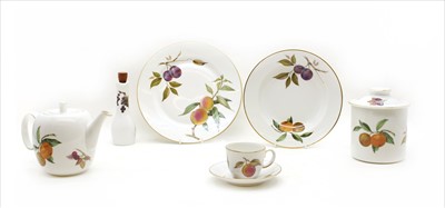 Lot 357 - A large quantity of Royal Worcester Evesham pattern dinnerwares