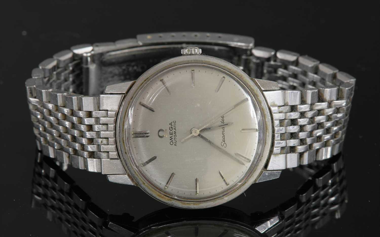 Lot 366 - A gentlemen's stainless steel Omega 'Seamaster' automatic bracelet watch