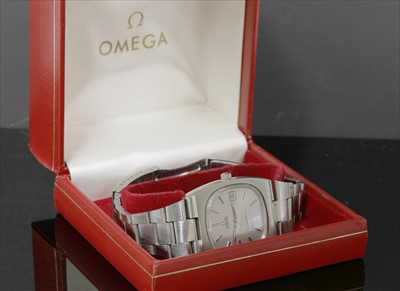 Lot 368 - A gentlemen's stainless steel Omega 'Genève' automatic bracelet watch, c.1974