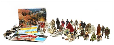 Lot 222 - A collection of Star Wars figures