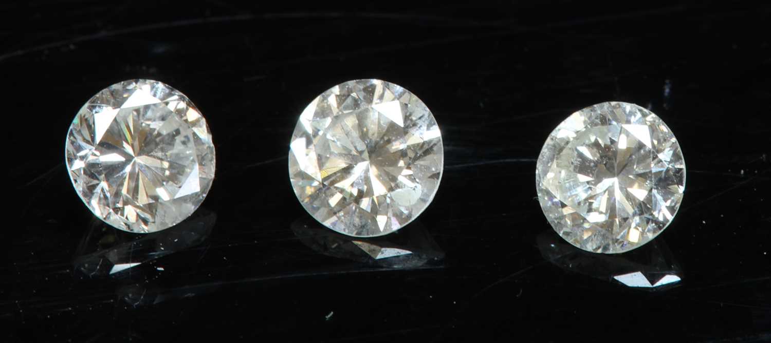 Lot 326 - Three unmounted brilliant cut diamonds