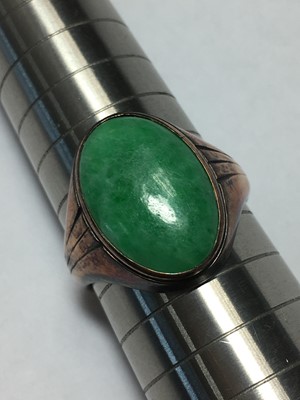 Lot 88 - A gold single stone jade ring