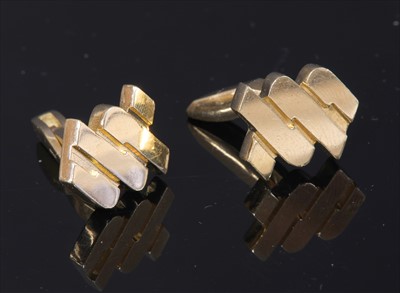 Lot 181 - A pair of 18ct gold interlocking chevron design cufflinks