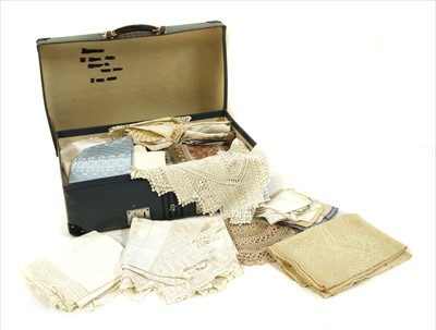 Lot 305 - A quantity of various table linen