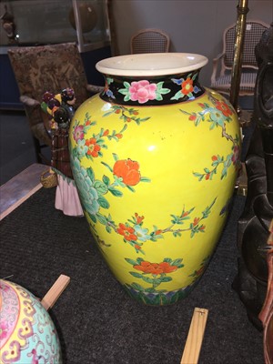 Lot 304 - A collection of Chinese vases