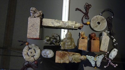 Lot 214 - A collection of Chinese jade and hard stone carvings