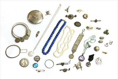 Lot 108 - A quantity of assorted jewellery