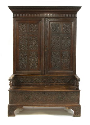 Lot 494 - An oak settle