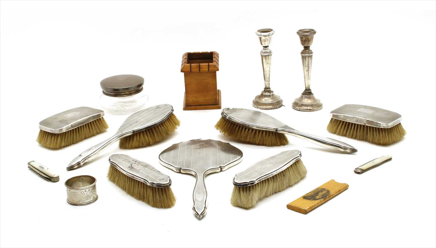 Lot 121 - A collection of silver items
