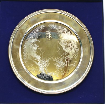 Lot 173 - A hallmarked silver plate commemorating Her Majesty Queen Elizabeth II and HRH Prince Philip's Silver Wedding