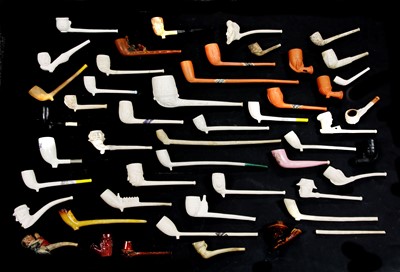 Lot 134 - A collection of clay pipes
