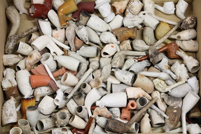 Lot 135 - A large collection of mixed clay pipes