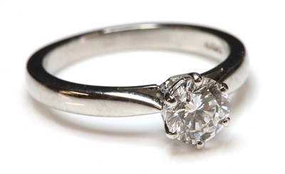 Lot 431 - A platinum single stone diamond ring