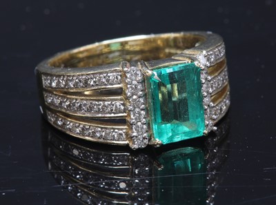 Lot 207 - An 18ct gold single stone emerald ring