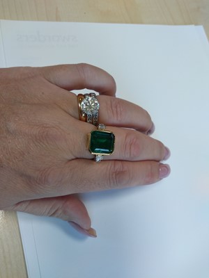 Lot 187 - A composite quartz paste and diamond ring