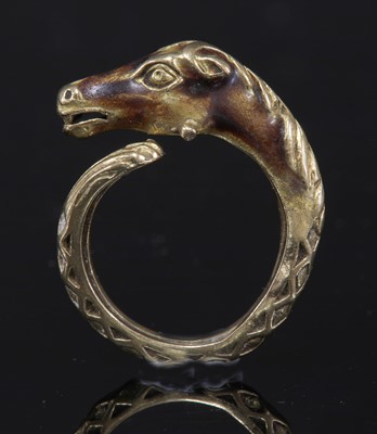 Lot 149 - A Continental gold enamelled horse ring, c.1960