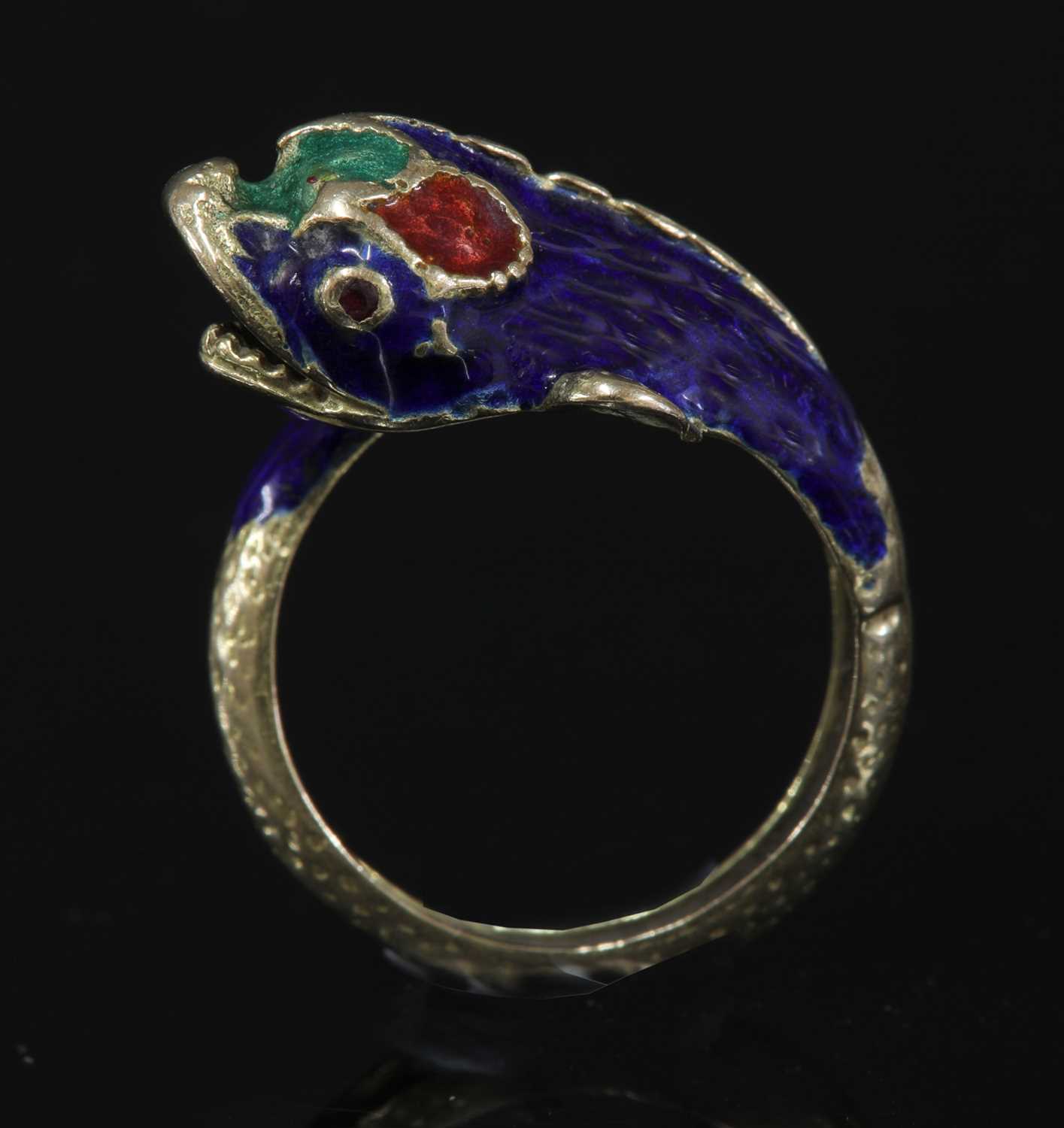 Lot 148 - A Continental gold enamelled dolphin or fish ring, c.1960