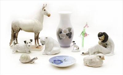 Lot 216 - A collection of porcelain