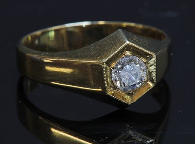 Lot 173 - A gentlemen's 18ct gold single stone diamond ring