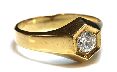 Lot 173 - A gentlemen's 18ct gold single stone diamond ring