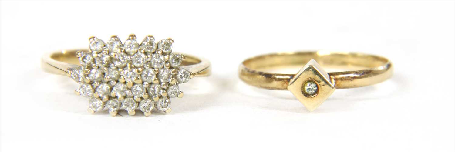 Lot 44 - A 9ct gold diamond cluster ring