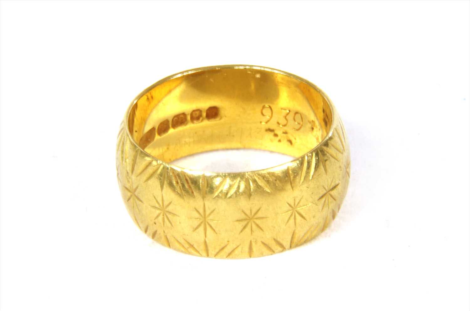 Lot 42 - A 22ct gold wedding ring