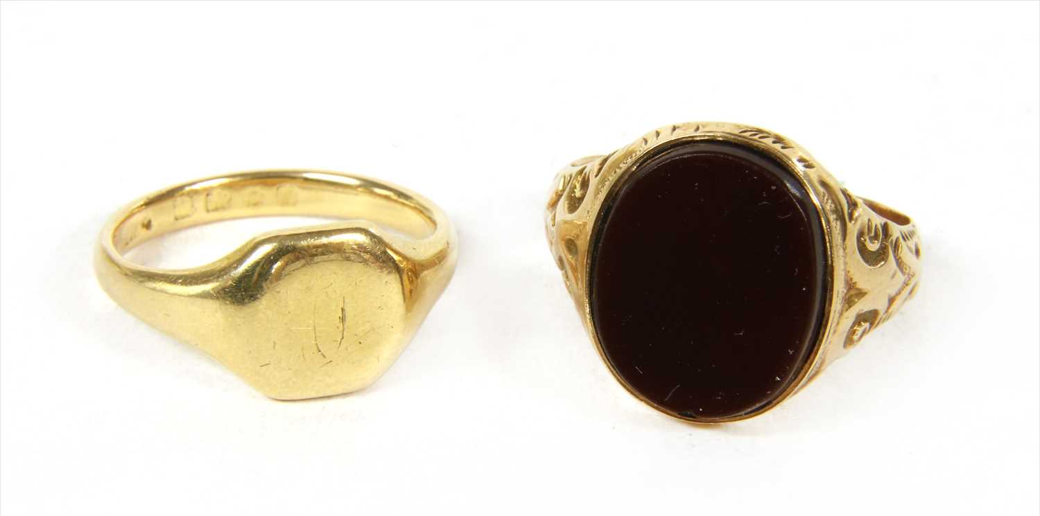 Lot 26 - A Victorian 15ct gold cornelian signet ring