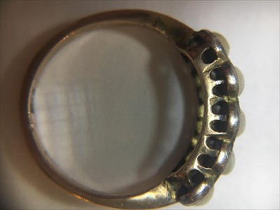 Lot 28 - A gold split pearl ring