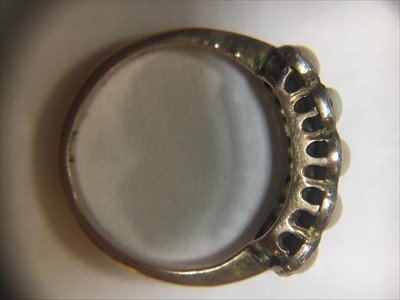 Lot 28 - A gold split pearl ring