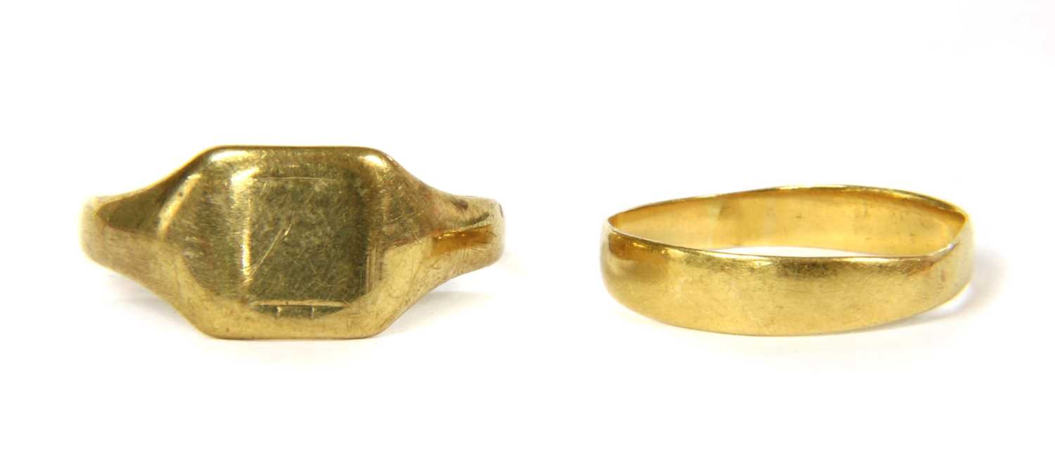 Lot 35 - A 22ct gold wedding band