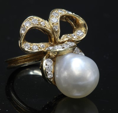 Lot 163 - A gold South Sea cultured pearl and diamond ring
