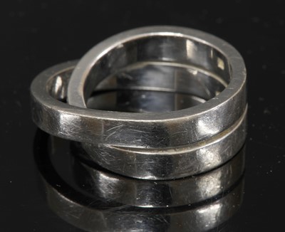 Lot 317 - An 18ct white gold Cartier 'Nouvelle Vague' crossover band ring