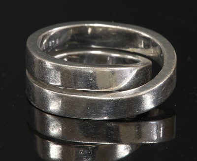Lot 309 - An 18ct white gold Cartier 'Nouvelle Vague' crossover band ring