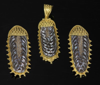 Lot 189 - An American gold fossil opal pendant and earring suite by Luna Felix