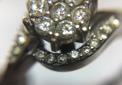 Lot 70 - A white gold diamond cluster ring