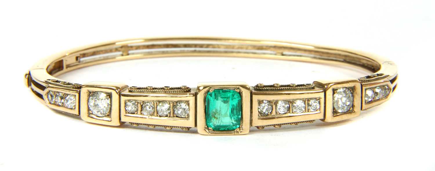 Lot 8 - A late Victorian emerald and diamond hinged bangle, c.1880
