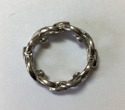 Lot 96 - A gold diamond set chain link ring